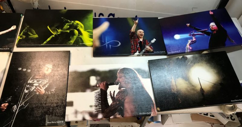 foto 50x70 su materiale autoportante e automontante per affissione a muro, spessore 2,5 cm, stampate anche sui bordi.