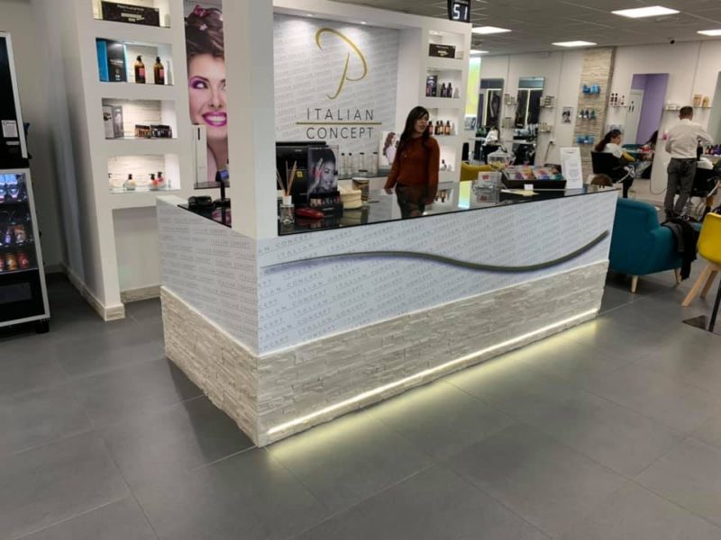 Carta da parati su perimetro bancone in muratura